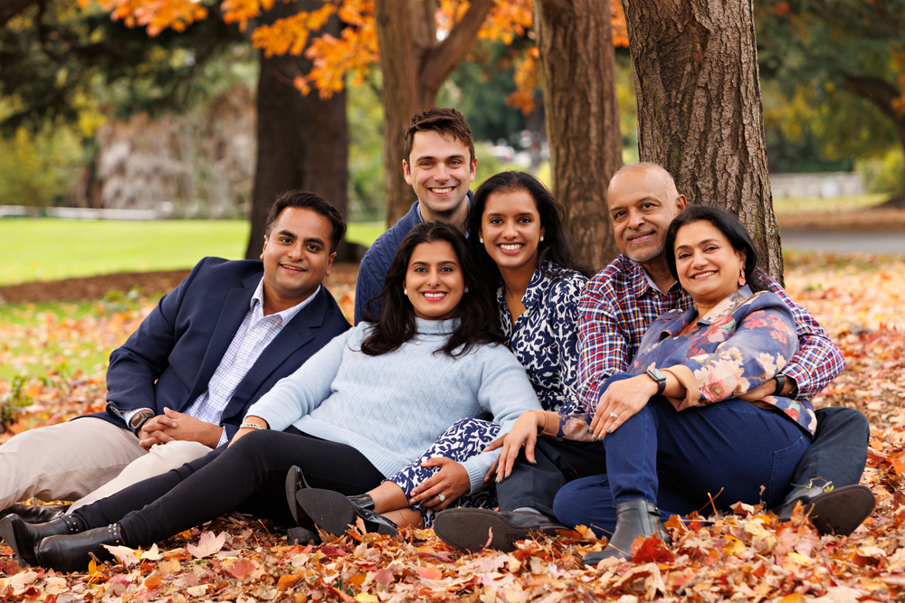 Family Queens Park in Autumn